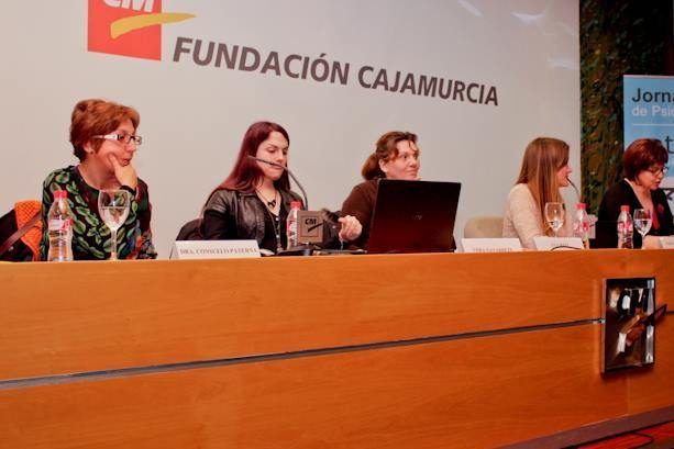 Instantánea de la composición de la mesa en la sede de la Fundación Cajamurcia. Por orden de distribución, la Dra. Mª Nieves Martínez-Hidalgo, en el acto de la Conferencia Plenaria: "Transexualidad: Identidad de género y sexualidad", a su lado, Tania Ferrandez Candela (Periodista y moderadora de la mesa), Eva Witt (Presidenta de la Asociación estatal de familias de menos transexuales "Chrysllis"), Vera Navarrete (Activista independiente), y Consuelo Paterna Bleda (Profesora Titular de la Universidad de Murcia, especialista en psicología social de género). 