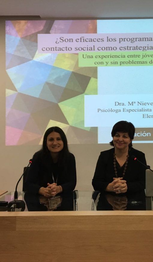 La Dra. Mª Nieves Martínez-Hidalgo y Dª Elena Lorenzo durante la ronda de preguntas tras la comunicación la ronda de preguntas tras la comunicación