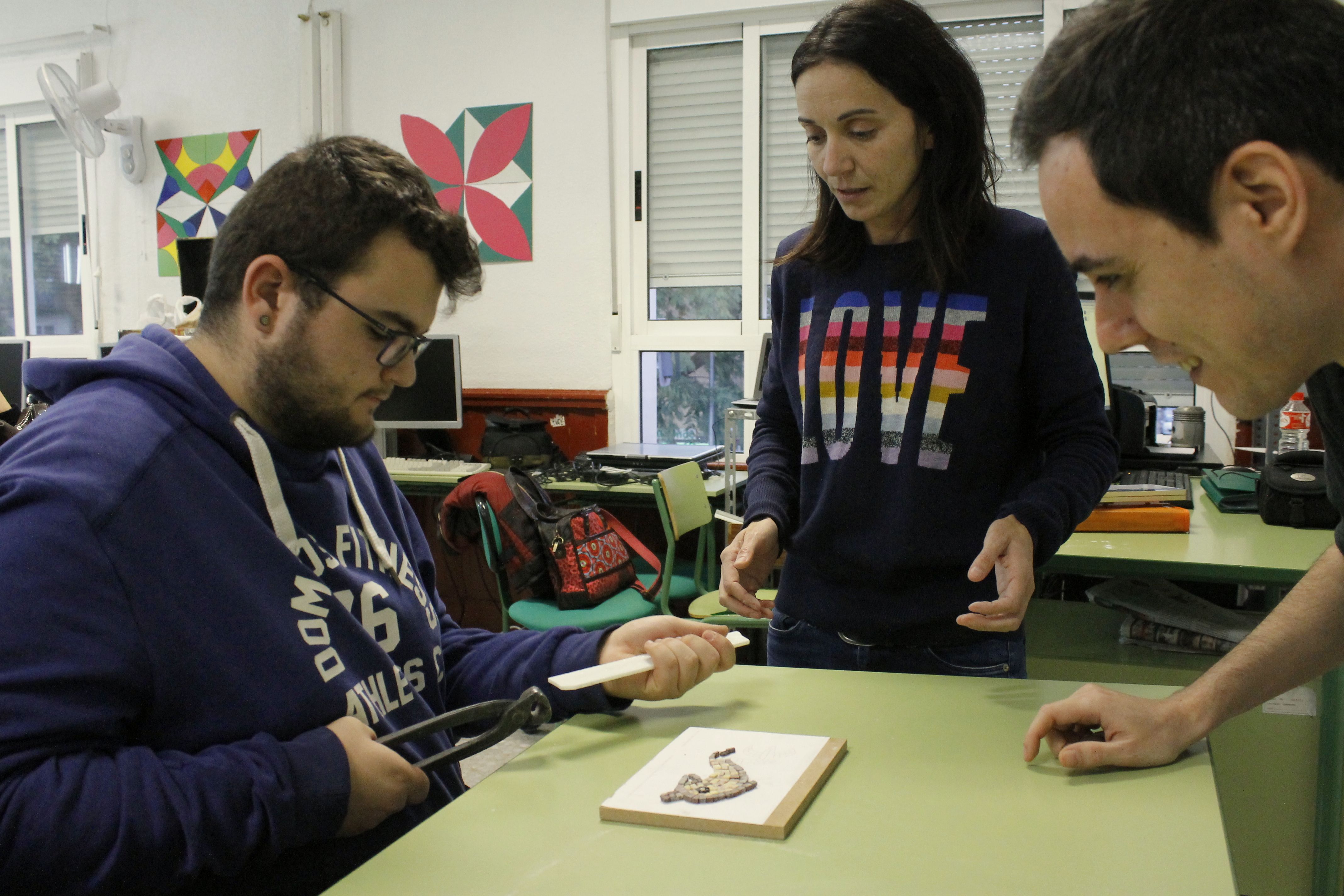 PINCELADAS DE INSPIRACIÓN, CAPTURAS DE COOPERACIÓN. INTERACCIÓN ENTRE TRES TALLERES: MOSAICOS, DIBUJO Y FOTOGRAFÍA