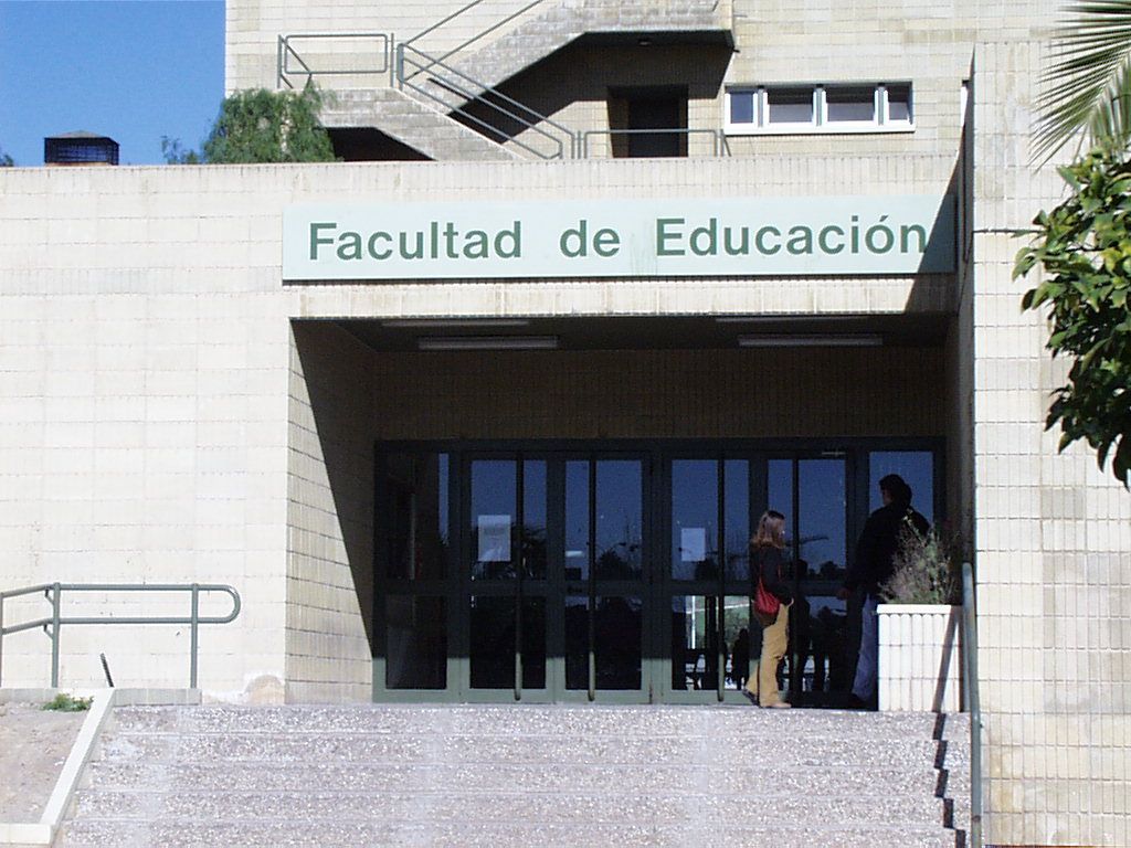 CONFERENCIA EN LA FACULTAD DE EDUCACIÓN: LA PEDAGOGÍA Y LA EDUCACIÓN SOCIAL EN EL CONTEXTO SOCIAL