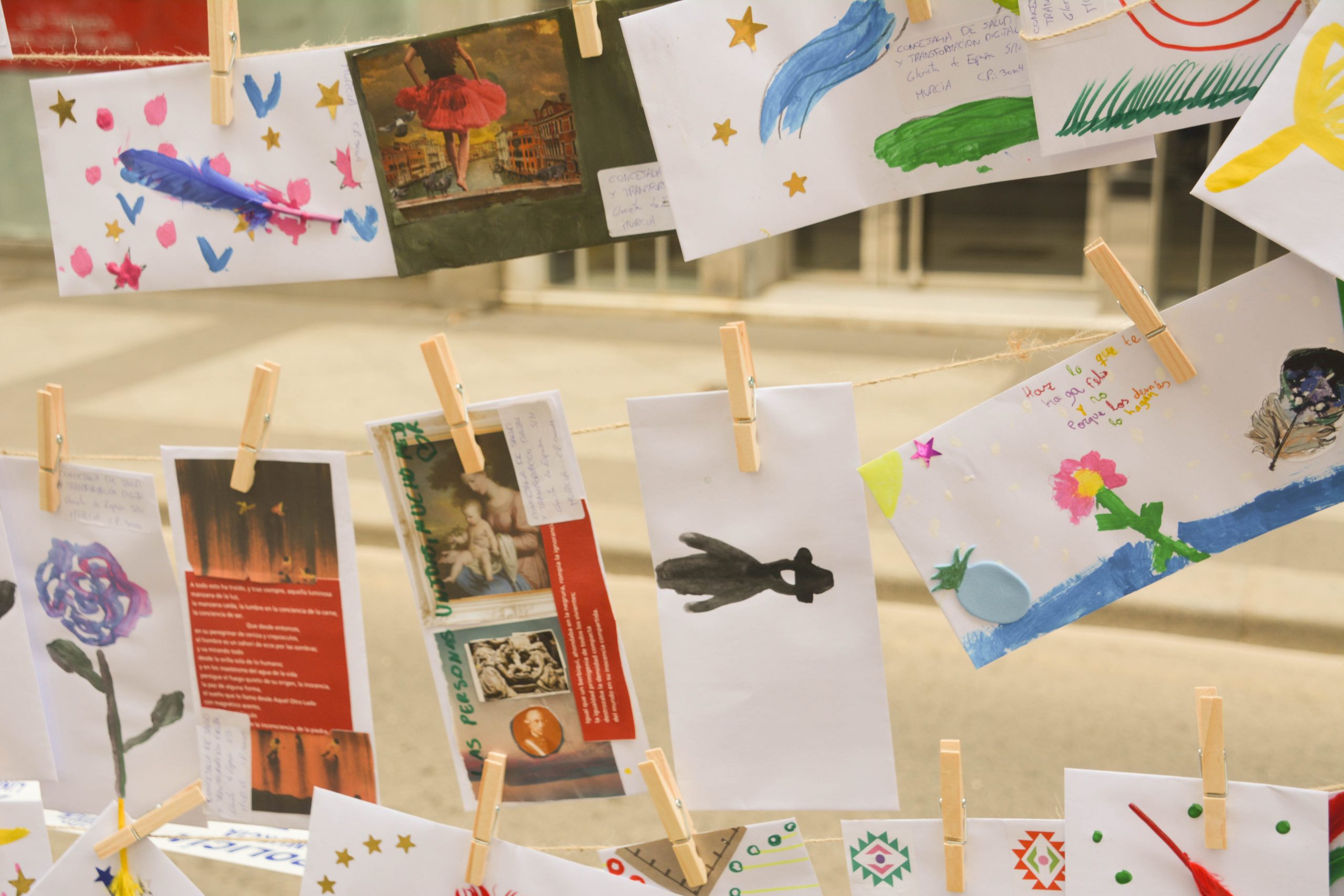 CARTAS Y SOBRES EN LA FERIA DE ASOCIACIONES DE SALUD MENTAL EN GRAN VÍA