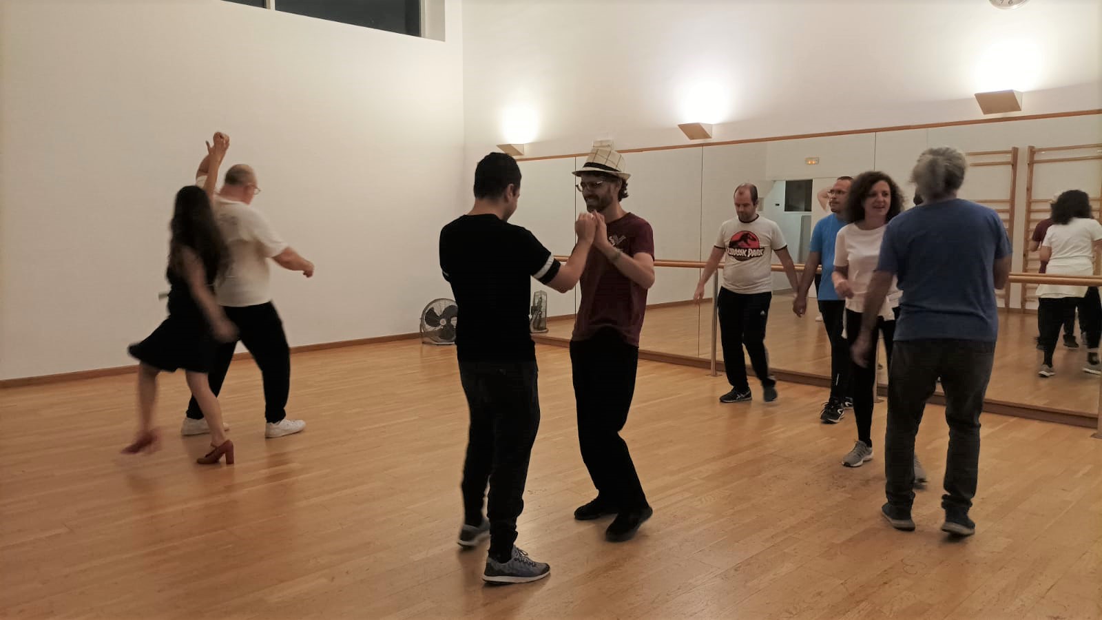 EN EL TALLER DE BAILE SWING APRENDIENDO PASOS DE JAZZ STEPS